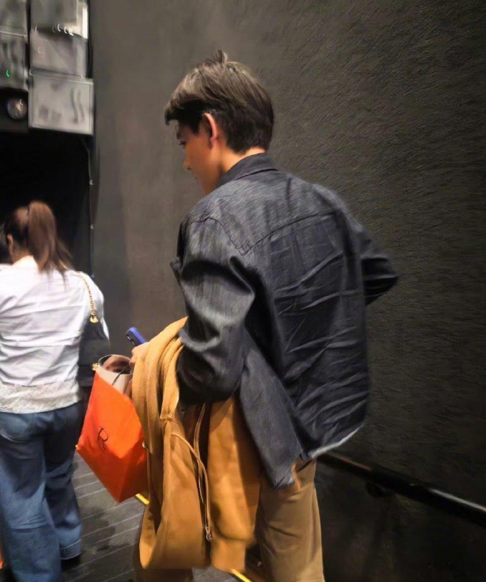 刘烨儿子诺一身高已经180了还记得《爸爸去哪儿》里软糯可爱的诺一吗？一晃少年悄然