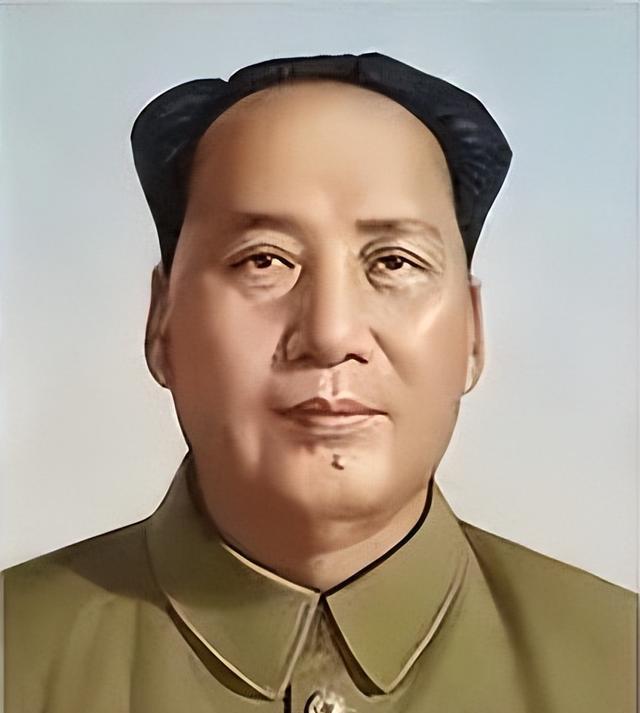 天安门城楼上的毛主席画像，七十余年来始终凝视着中国的变迁。每一幅画作更替背后，是