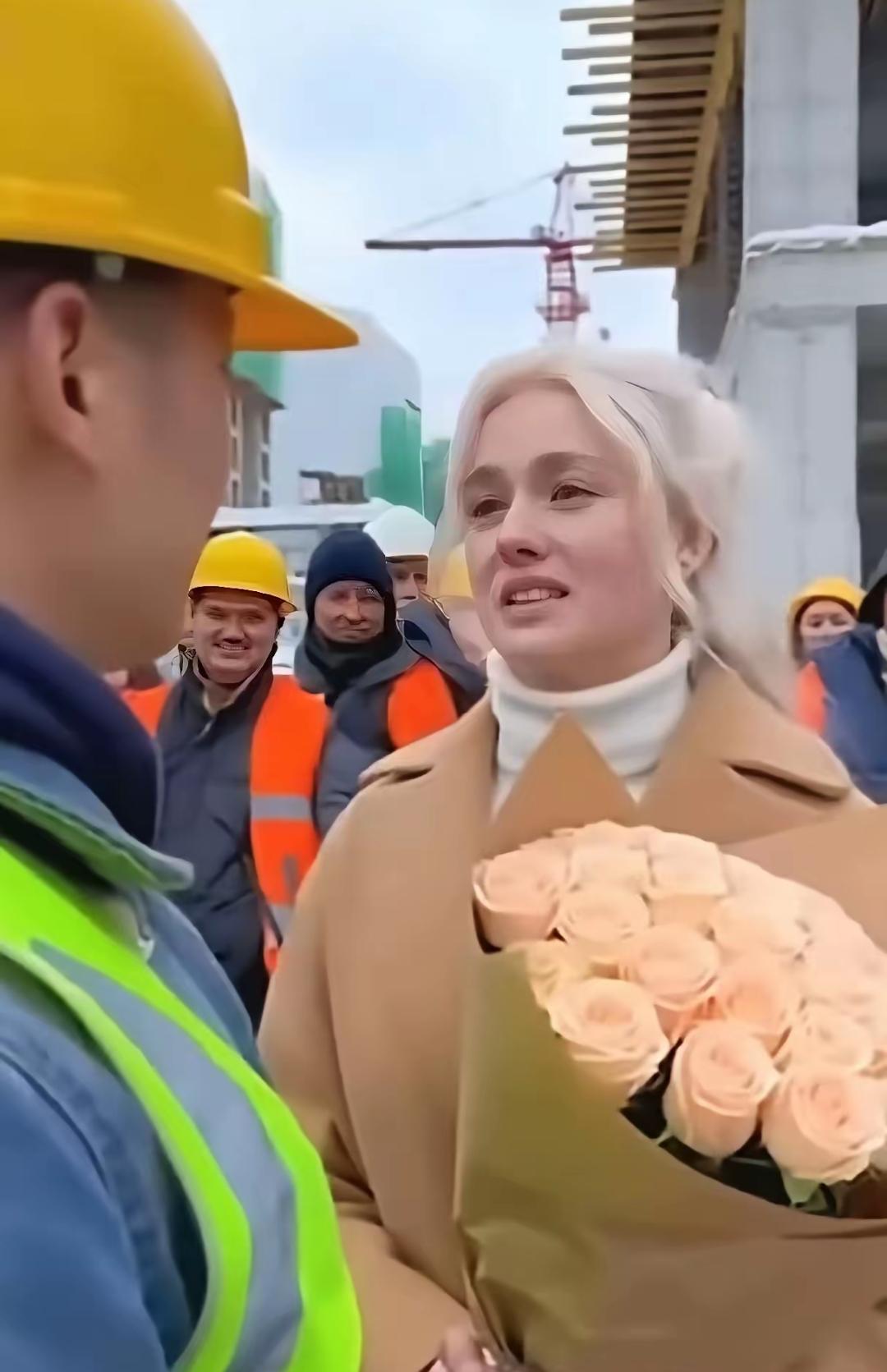 “这也太浪漫了吧！”俄罗斯姑娘在工程结束前，捧着束鲜花凑到在俄打工的中国小伙跟前