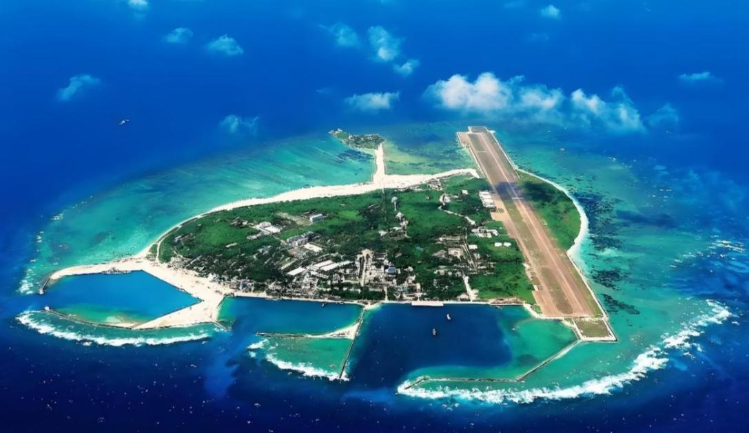 说句扎心的大实话，咱们在南海的“牌”，一开始烂到家了。人家手里是菲律宾的巴拉望岛