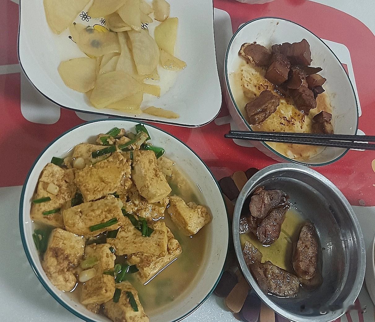 晚上加完班，整个人都快散架了。打开门屋里静悄悄的，心里还嘀咕着“又得自己折腾吃的