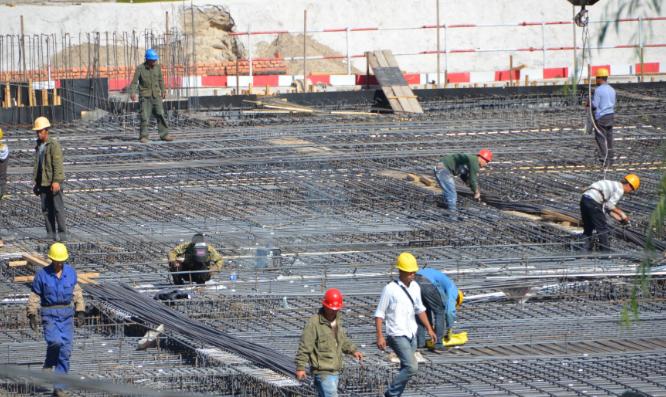 目前，在以色列的建筑工地上，有中国工人，也有印度工人。中国工人月薪5万，印度工人