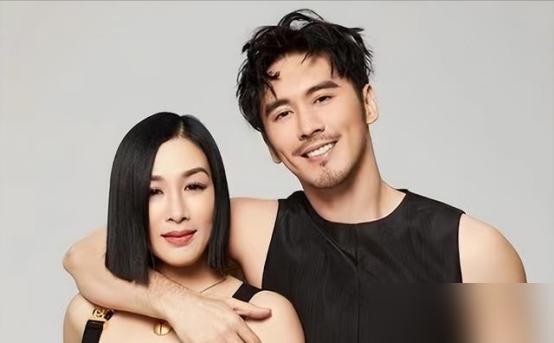 张伦硕摔哑铃怒吼：谁说我吃软饭？你亲眼看到，直播间被追问“靠钟丽缇”瞬间炸了。他