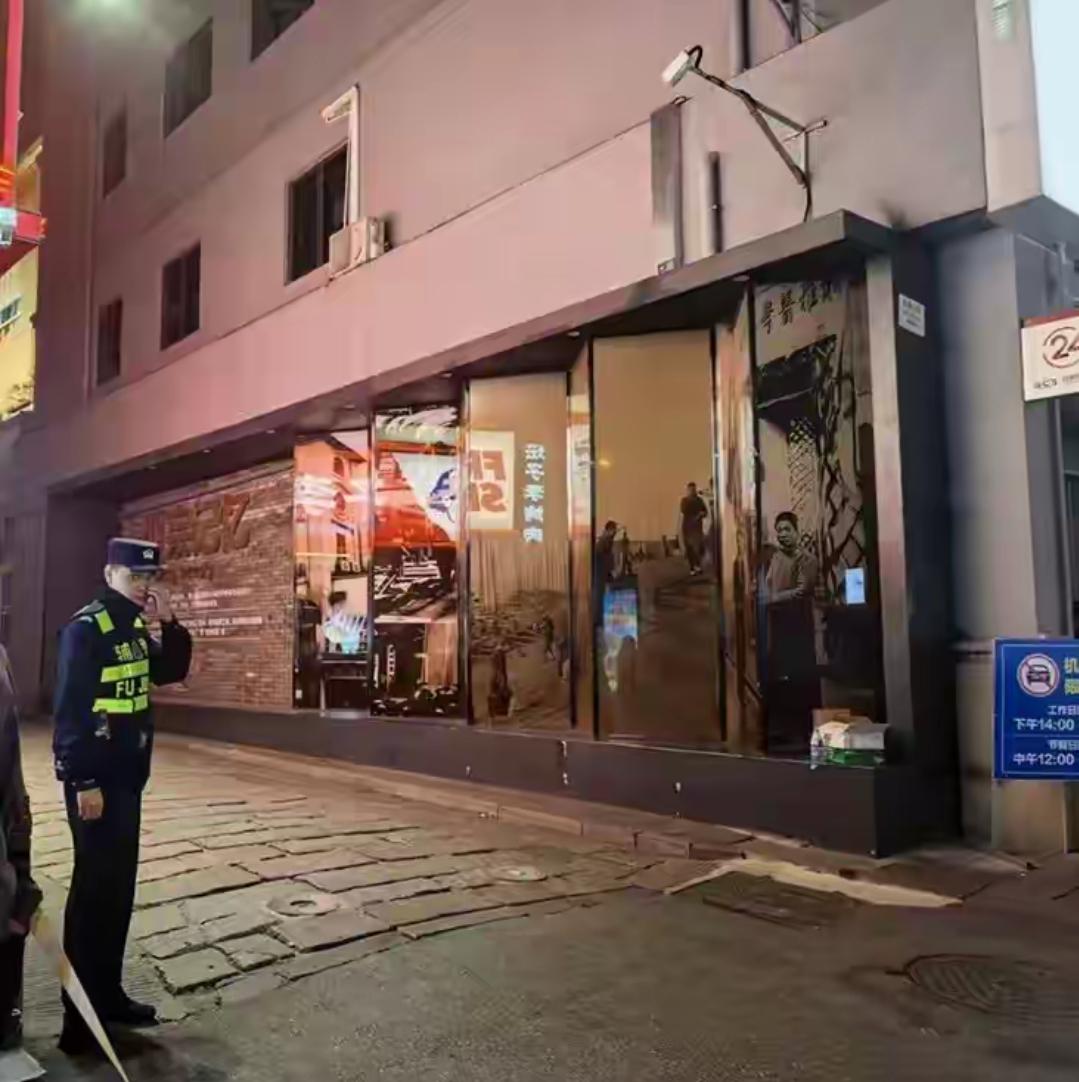 两条年轻生命定格网红街！长沙墙体垮塌案，暴露的不只是施工野蛮，更是老建筑更新的“