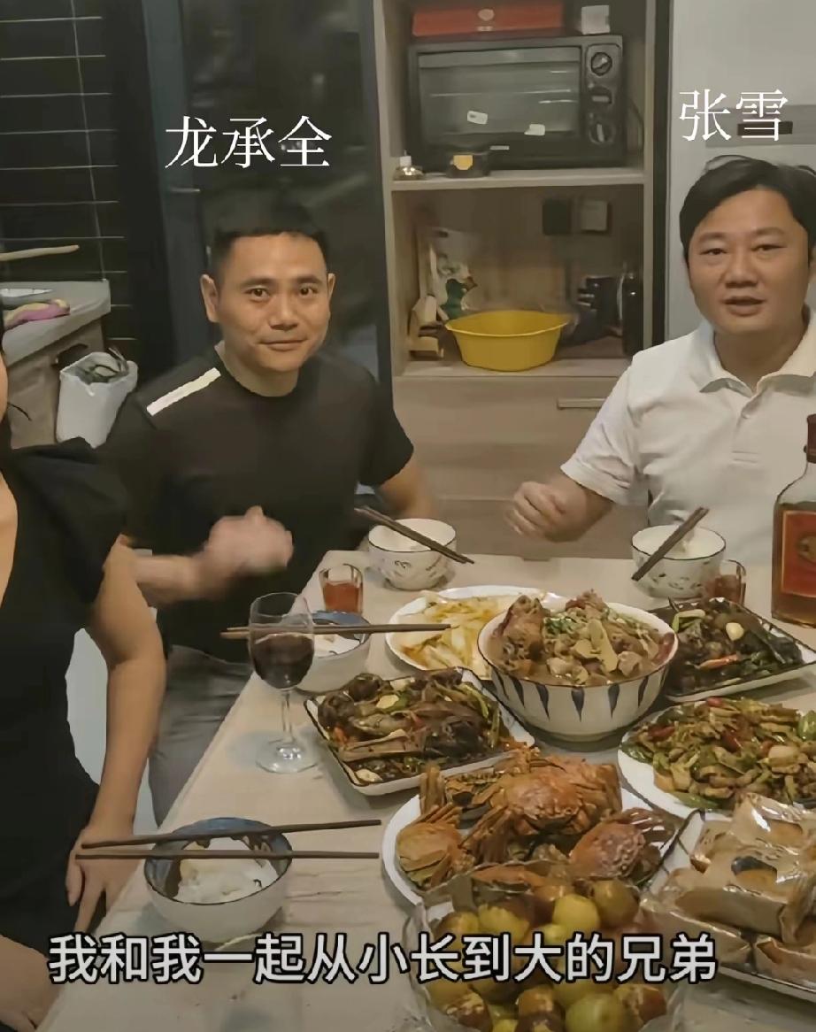 张雪机车公司刚成立时法人兼总经理叫龙承全，是张雪本人的发小。张雪跟龙承全的友谊有