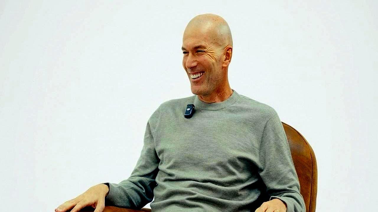 皇马三连冠后，他再拒老佛爷年薪再高，也换不来胸口那颗蓝白红的心。齐达内亲口