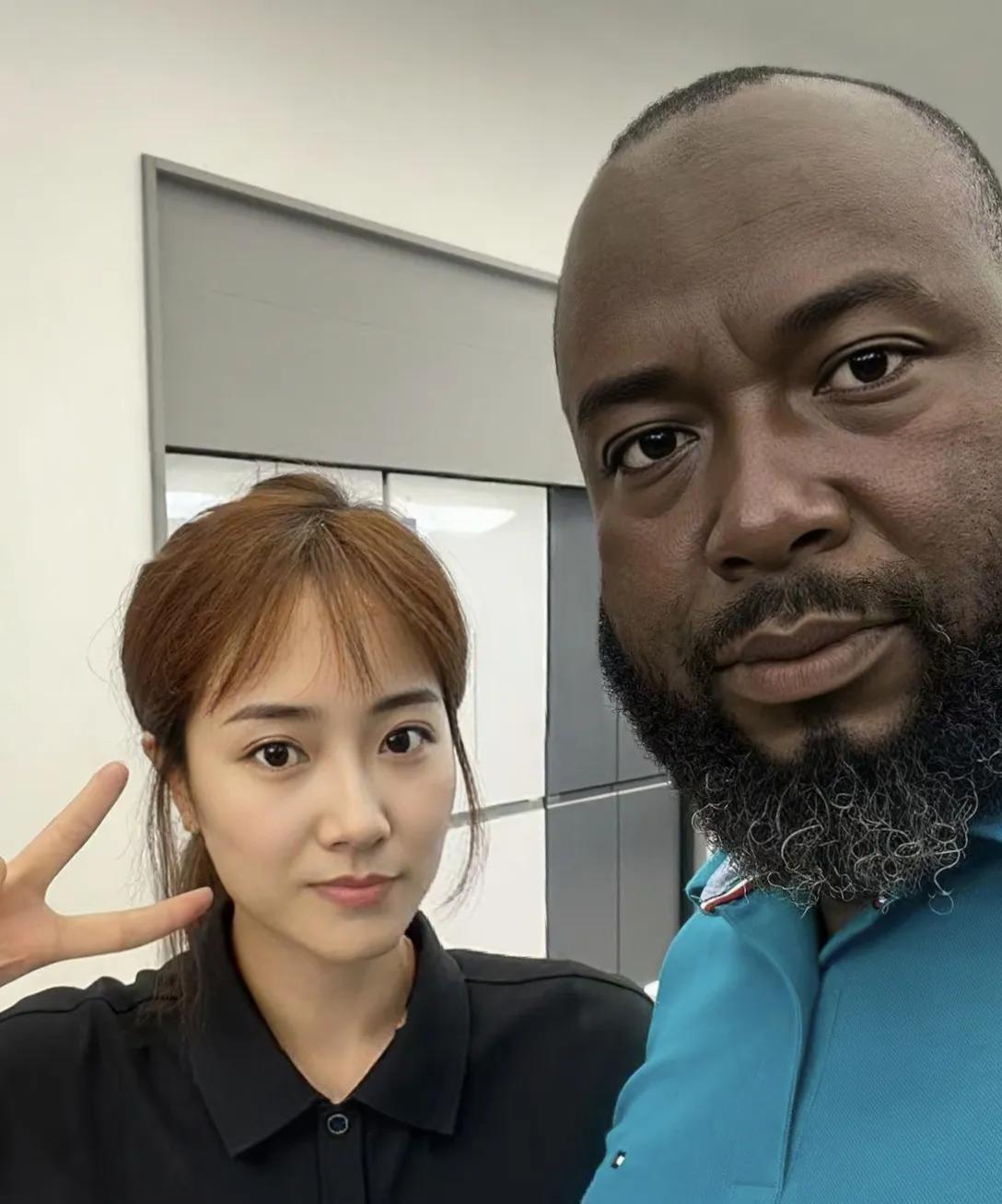 下午招待了一个老外。平生第一次直接跟外国人打交道。太紧张了。喀麦隆的客户，