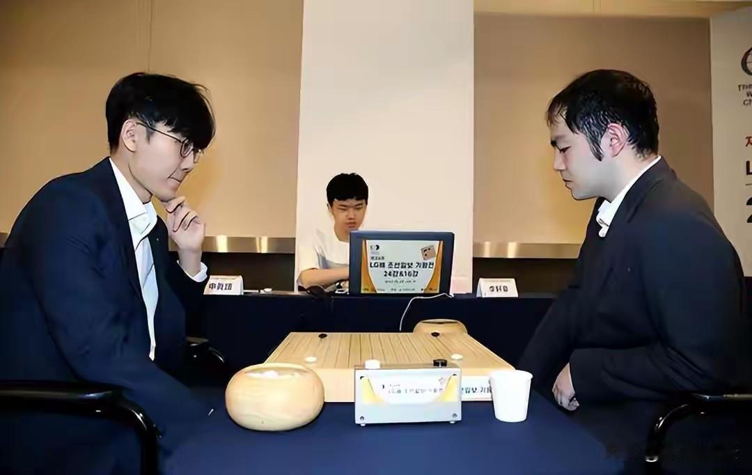 12月24日，首届世界围棋棋仙战32强赛开场便十分精彩。上午4盘的中韩对抗中，中