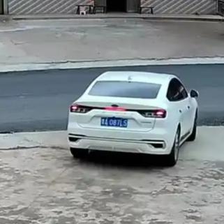 2月27日，在贵州发生了一幕令人心碎的场景：一位母亲离乡返程打工，本以为儿子未出