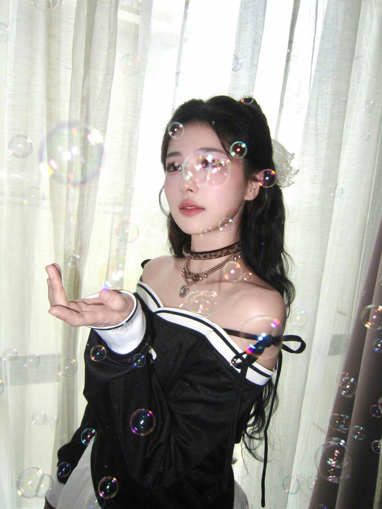 白鹿一开始我对她的好感度很高，觉得她足够真实接地气，不做作。可是现在我对她