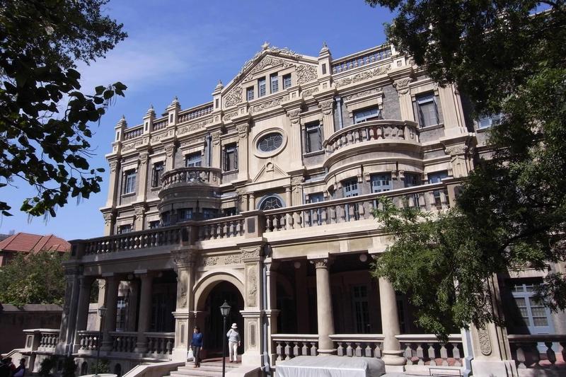 对张学良的历史评价，可谓是“一个人，两个世界”的典型——官方赞誉他为“伟大的爱国