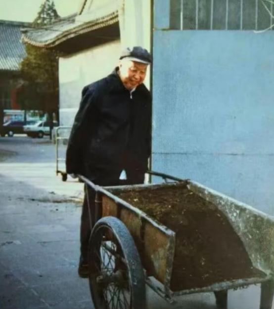 晚年的华国锋同志退居二线,在北京四合院,仍保持着劳作习惯。某日午后,他推着小推车
