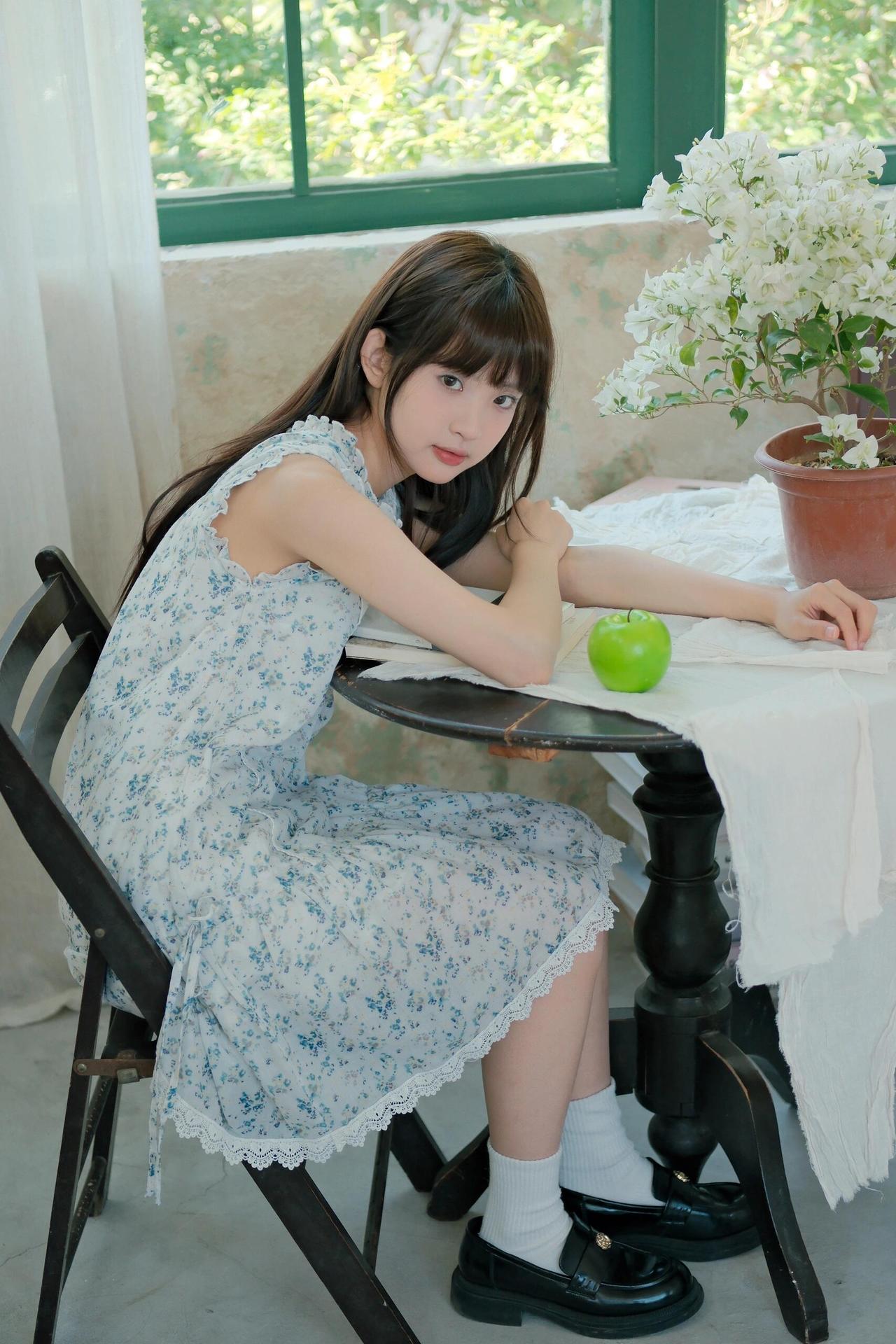 复古少女风，花裙配绿苹果，清新自然美