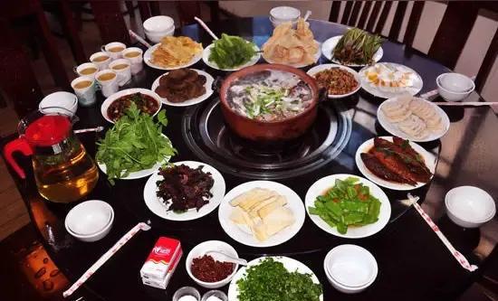 餐桌上的学问：1.周末一家人在一块吃饭，妈妈恨不得把冰箱里所有鸡鸭鱼肉好吃的都拿