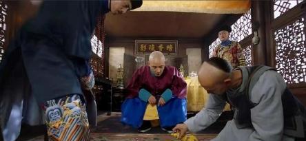 1676年，康熙在黄河边遇到一个衣衫褴褛的乞丐，给了他一张烧饼。不料，乞丐不仅不