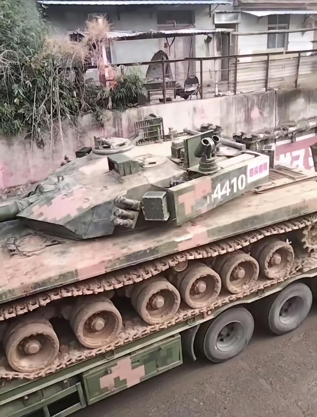 这张图片有亮点，你看到了吗？这是一张解放军96a主战坦克在拖车上的