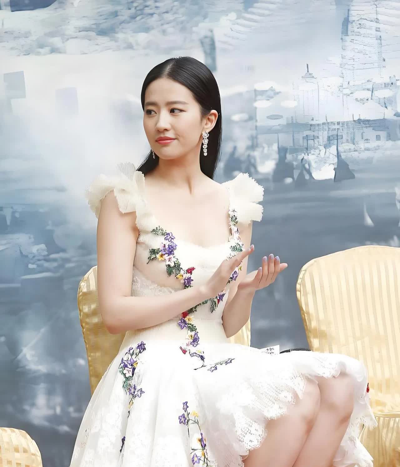刘亦菲穿上白色碎花裙真漂亮，简直就是仙女下凡！