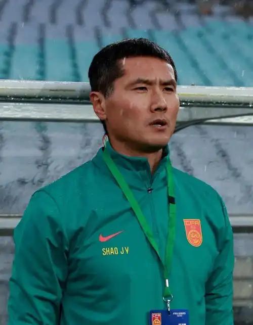 说真的，这事没那么复杂。董路说只能打541，结果上半场就被喀麦隆九分钟灌俩，黄健