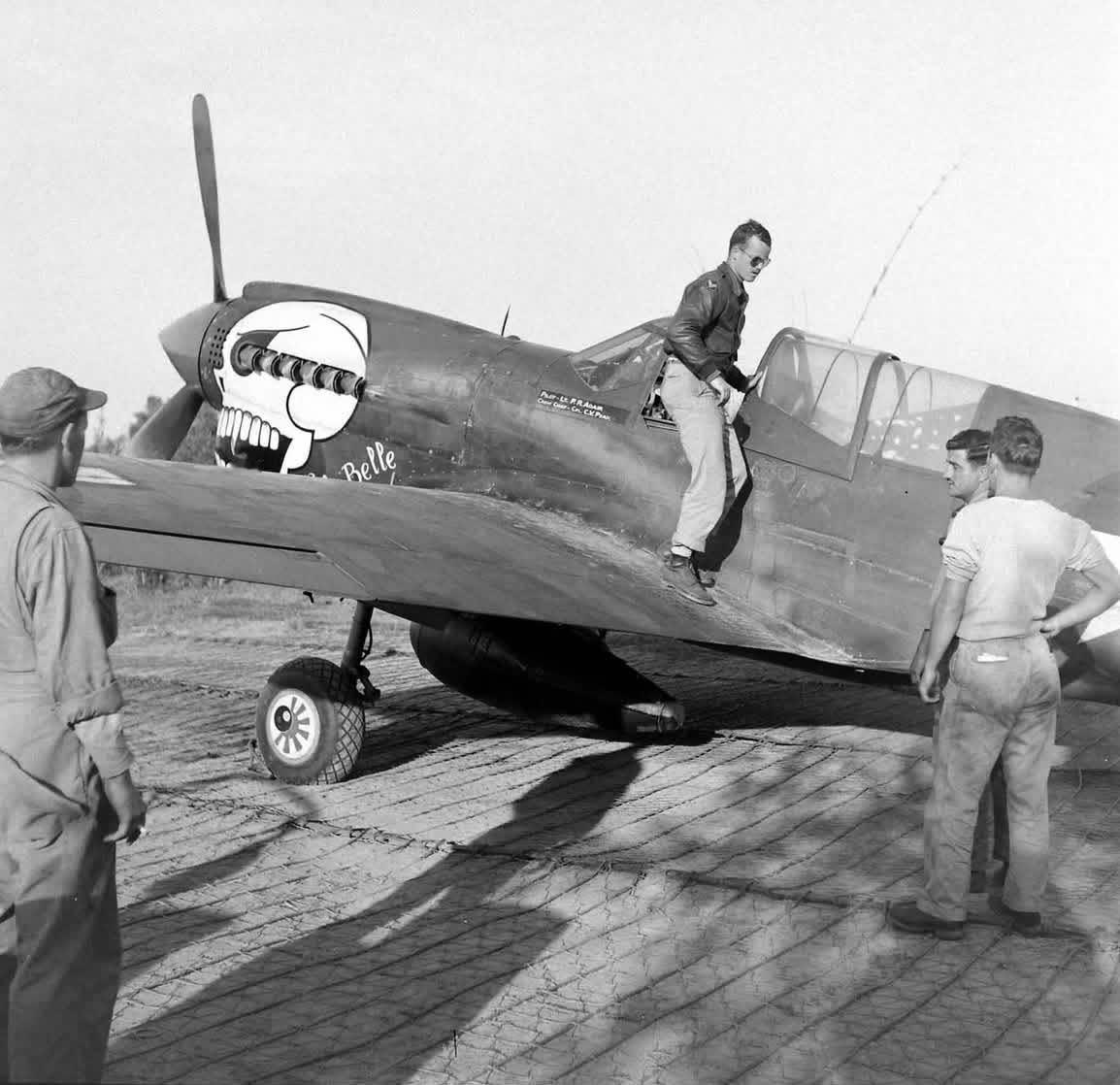 【来自投稿】1944年4月美军一架P-40战斗机刚刚降落在印度查布亚的拉加胡利