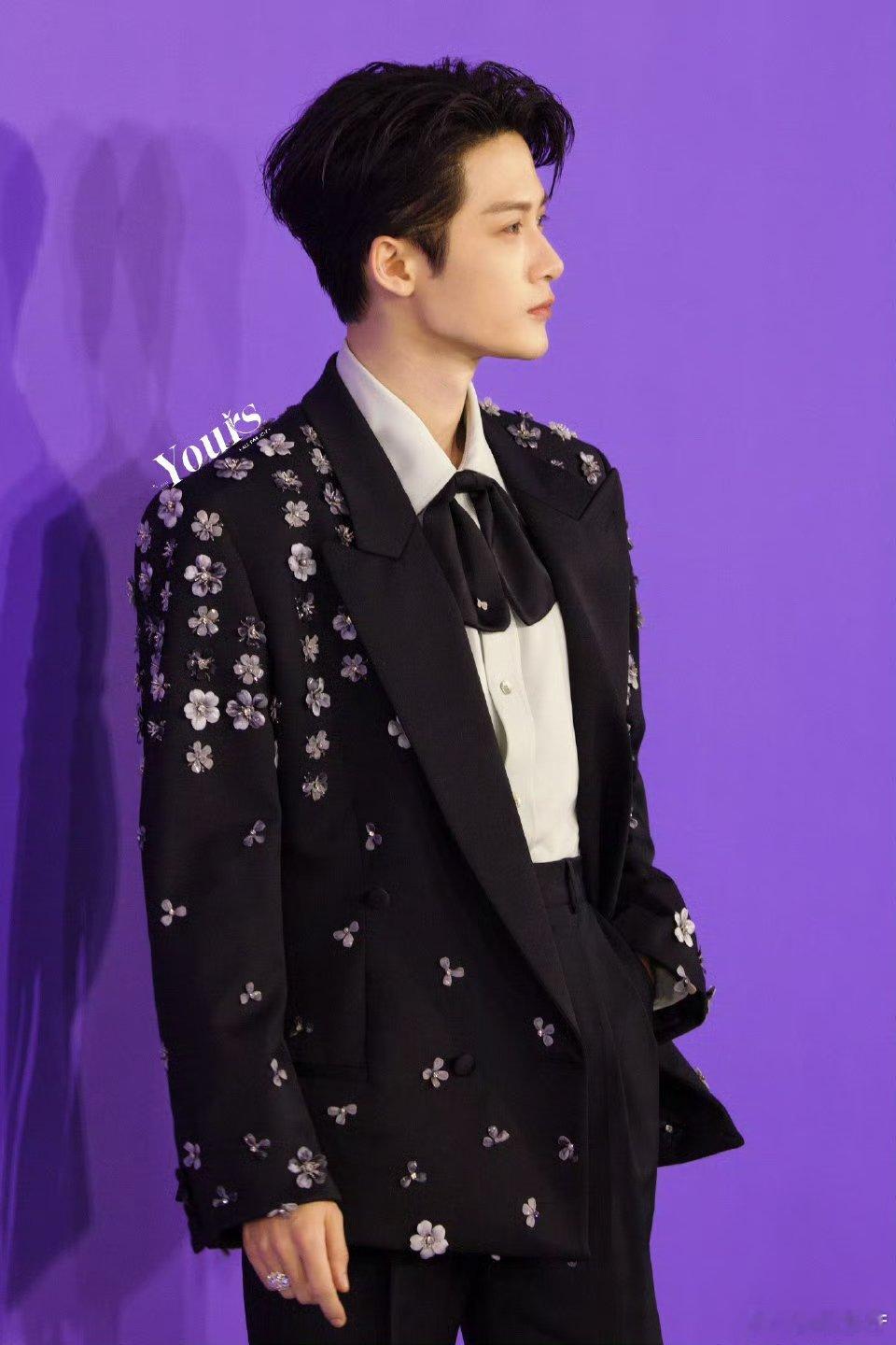 檀健次摸小酒窝的头温柔值拉满！檀健次一来就和小酒窝打招呼，摸头动作又苏又暖，小