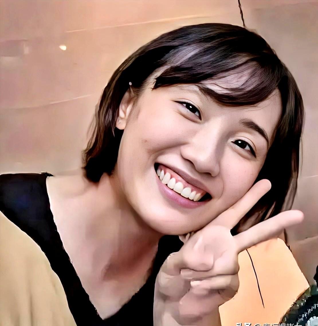 都说黄曦宁配不上，那是没见过她的本事。她可不是啥普通助理。平时看着素颜温柔，一