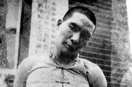 1950年，重庆大妈外出买菜，发现一个菜贩子口音有问题，便与他闲聊，买完菜后，她