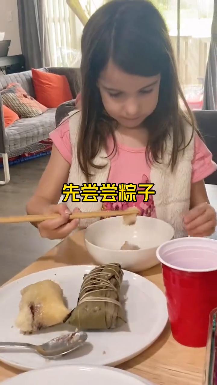 自从我儿子往学校带饺子，不仅同学们排着队拿自己的午饭跟他换，而且都跑到我家里来要