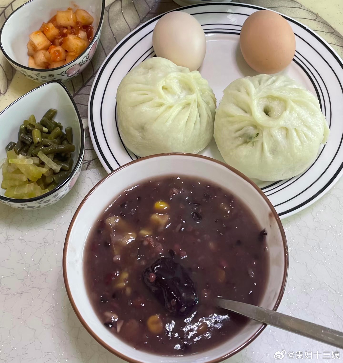 今日份早餐，吃包子喝粥吃咸菜​​​