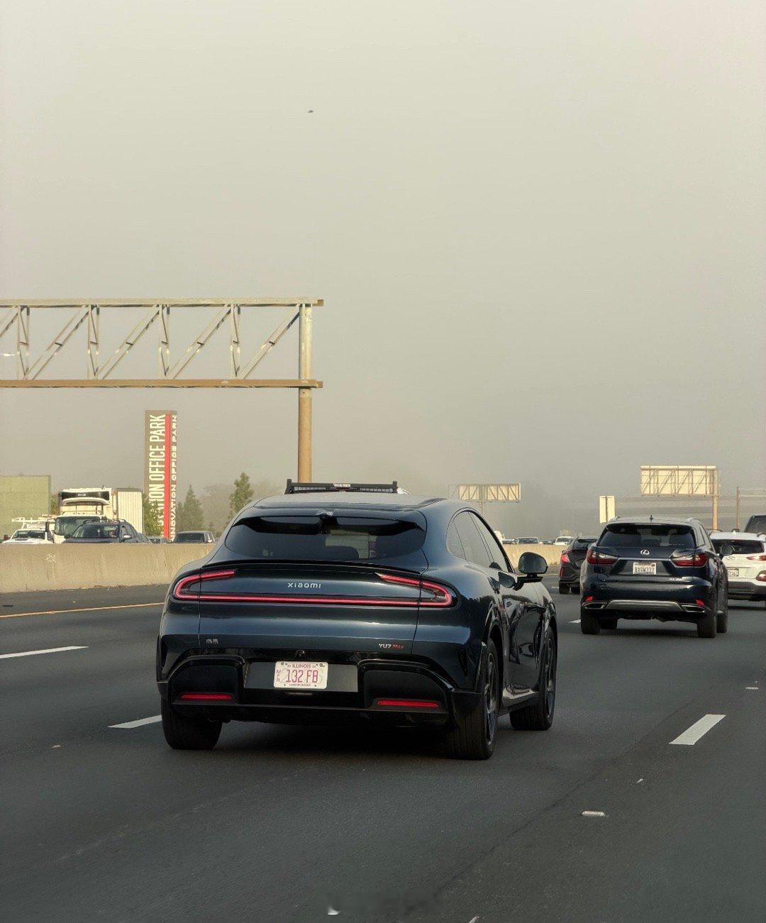 这你受得了吗？一辆小米YU7Max近期现身美国I-5州际公路，悬挂着伊
