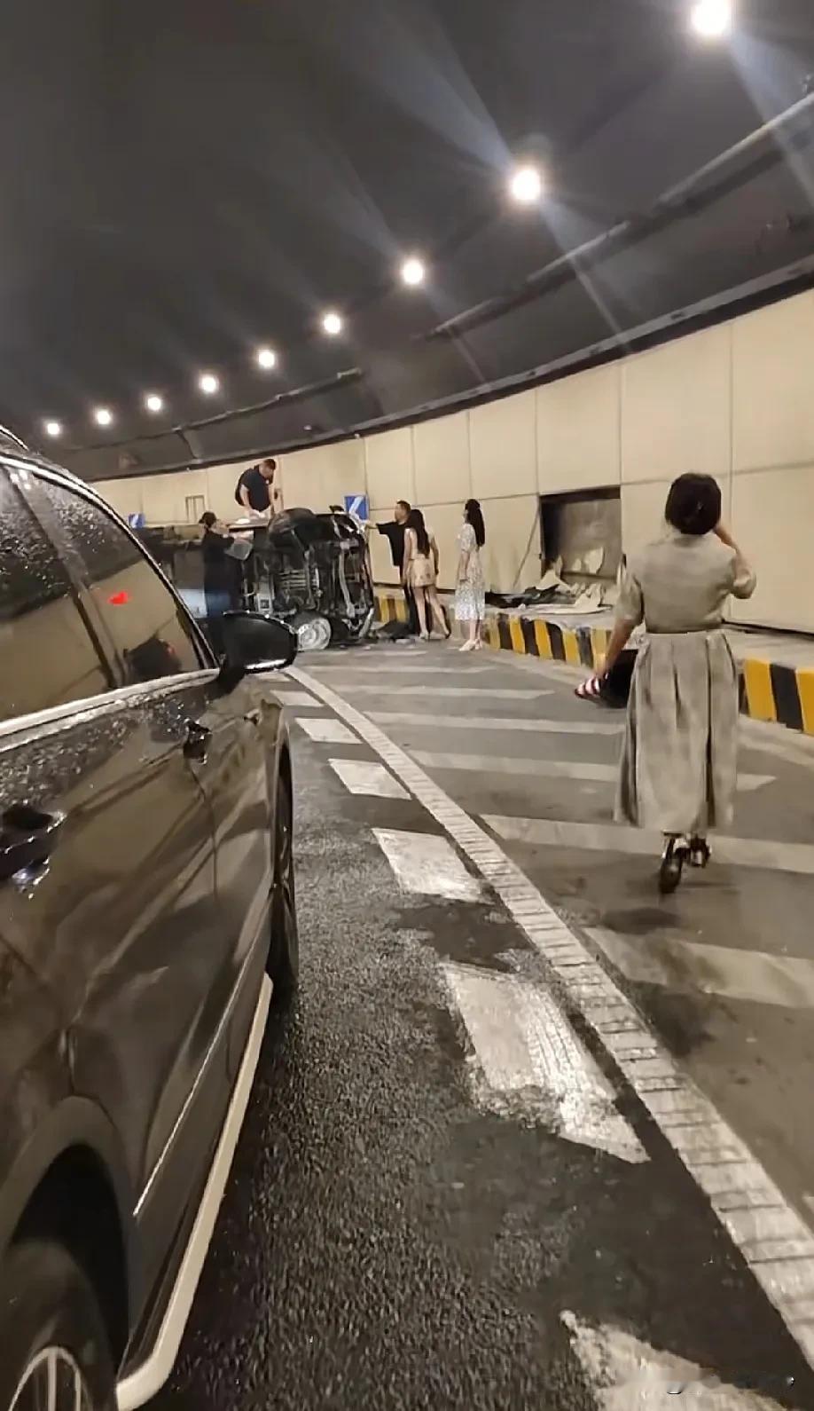 长沙营盘路隧道又发生车祸:，这个隧道的路面有问题。1.转弯角度太大2.因为转弯