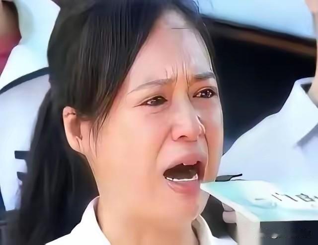 "中国越制裁我，我就越反华！"话音刚落，纽约唐人街一家中餐馆的后厨里，一盆碗