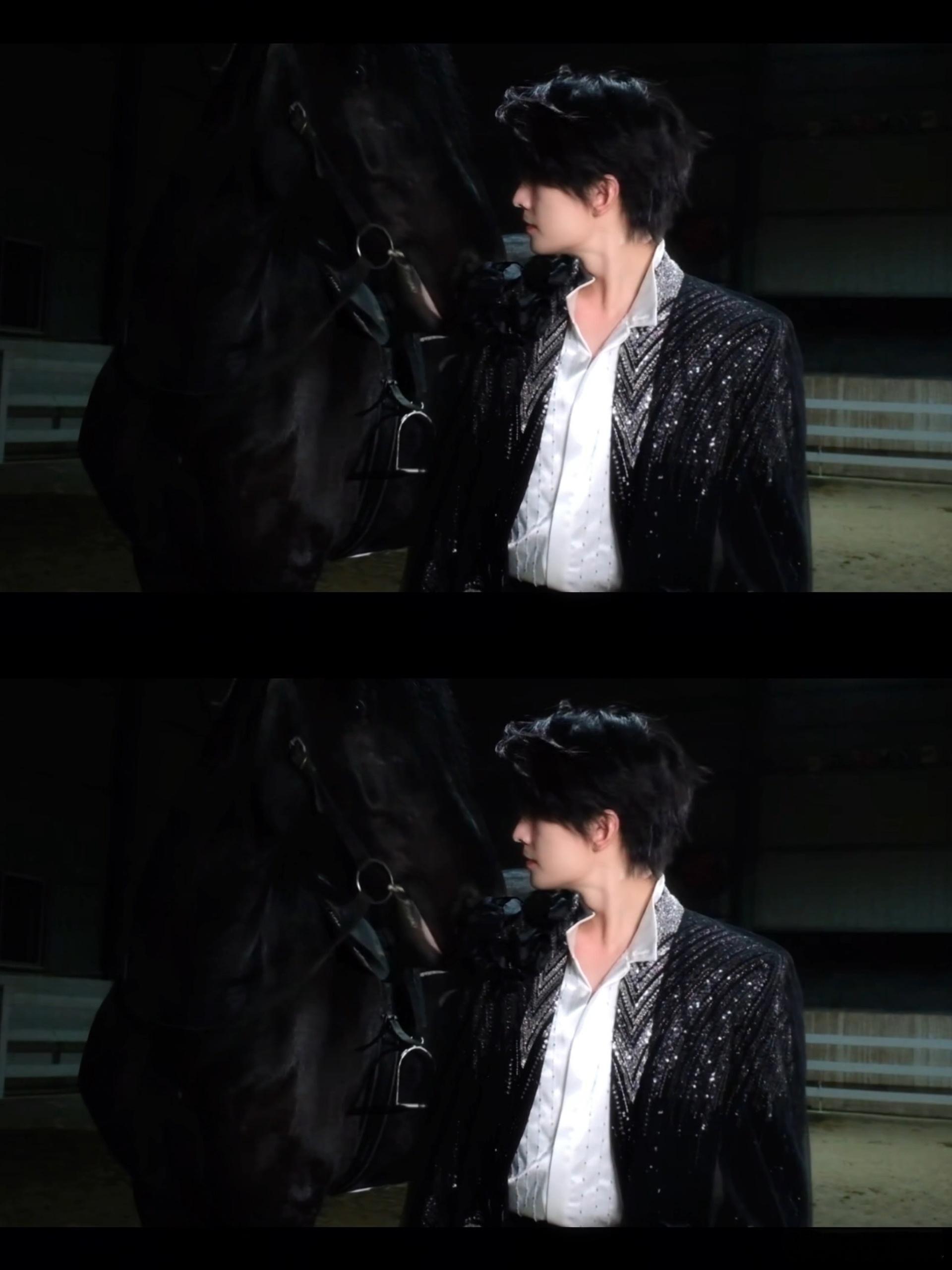 杨洋暗黑撕漫男谁懂！这身黑骑士造型又酷又矜贵，完全是撕漫男主本人🐎小黑马都忍不