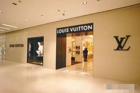 商场中有些店铺，明明没有多少人进去看，导购大多时候都在闲坐玩手机，却很少倒闭，这