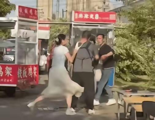 脱内裤的女人也是火了，直接把内裤脱了，套在对方头上！三小时后视频冲上热搜。2