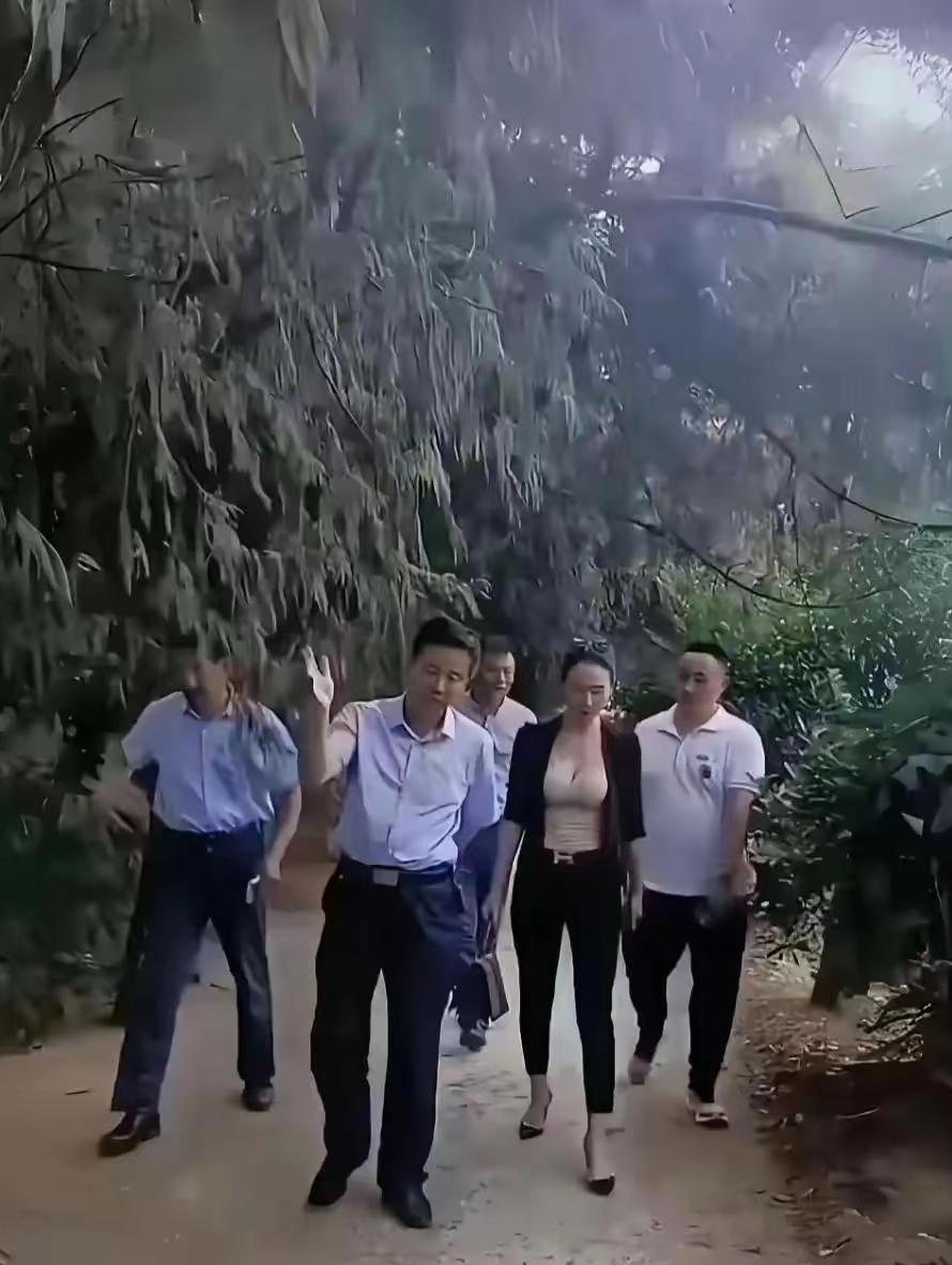 这照片太考验眼力了，照片中有两种人，一种是穿着衬衣配西裤和皮鞋，另一种是穿着随意