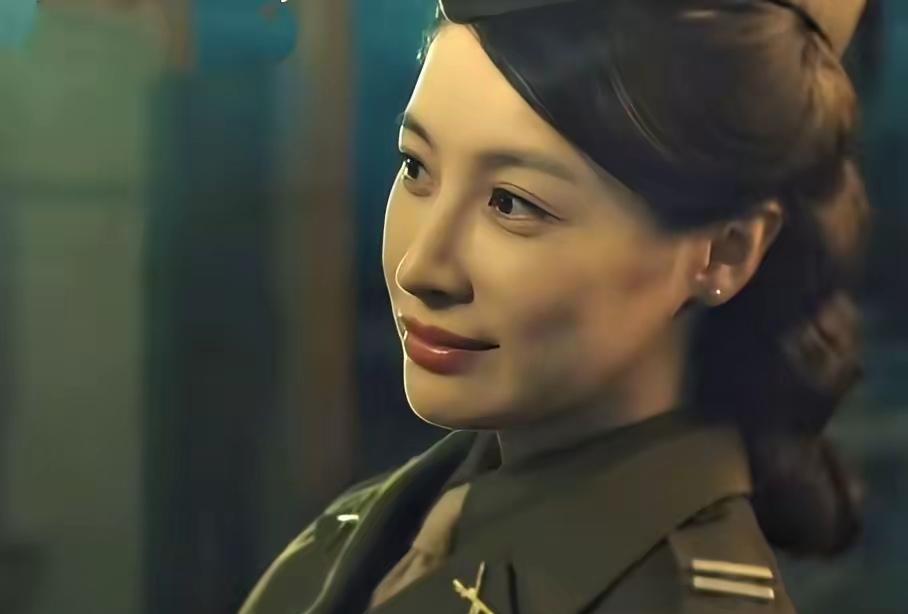 《沉默的荣耀》黎晴原本是保密局侦防组外勤，现在奉命来到机要科，费劲心机接近聂曦，