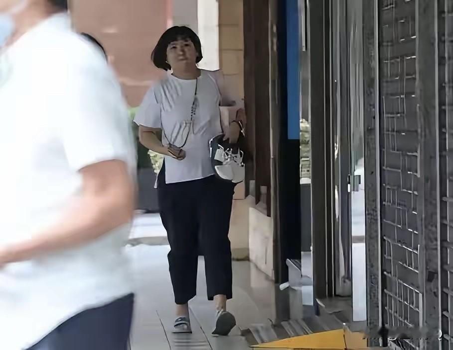 Selina近照，身材发福不少，估计为了带娃方便，剪了短发。自打Selina找了