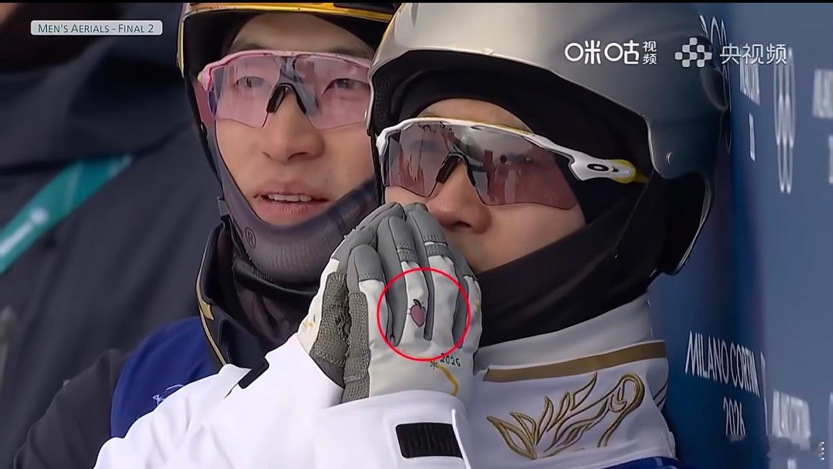 和徐梦桃不愧是两口子！夫妻俩双双夺金啦。而且，大家看这个小细节，王心迪手套上有颗