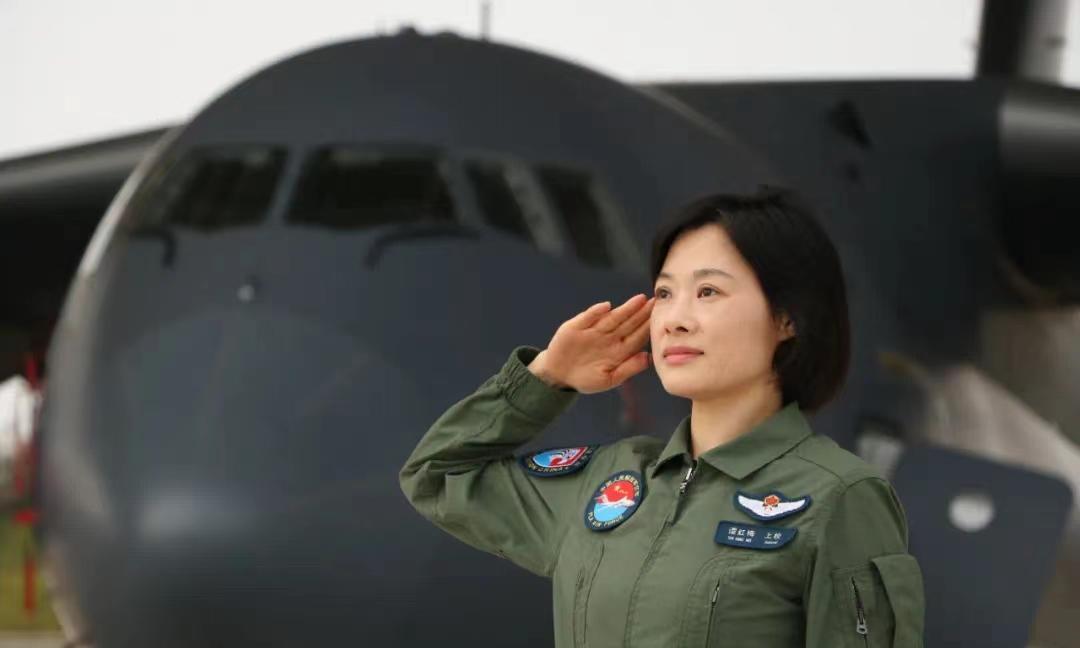 阅兵女机长身份曝光！在阅兵仪式上惊艳亮相，然而，当她的身份被扒出来后，人们才发现