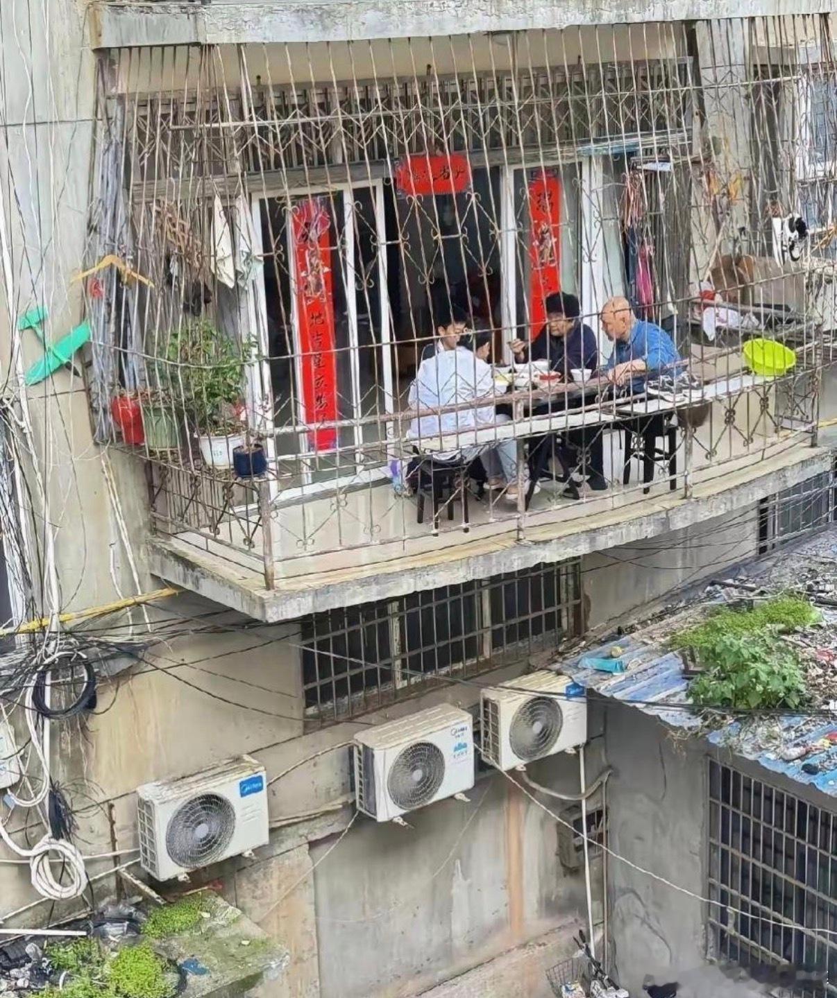 阳台上看到的场‎⁠面‎‎，真是让人‎目瞪口﻿呆！
