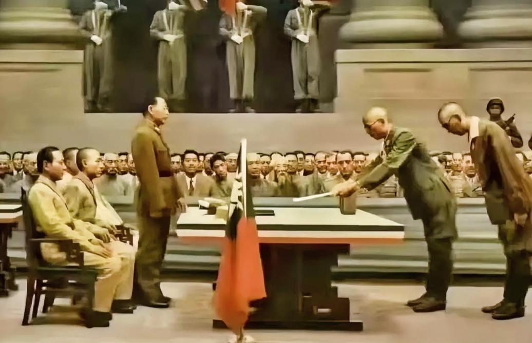 不要被油画骗了！那张日本人鞠躬的彩色油画，是二次艺术加工，而真正的投降场景，早被
