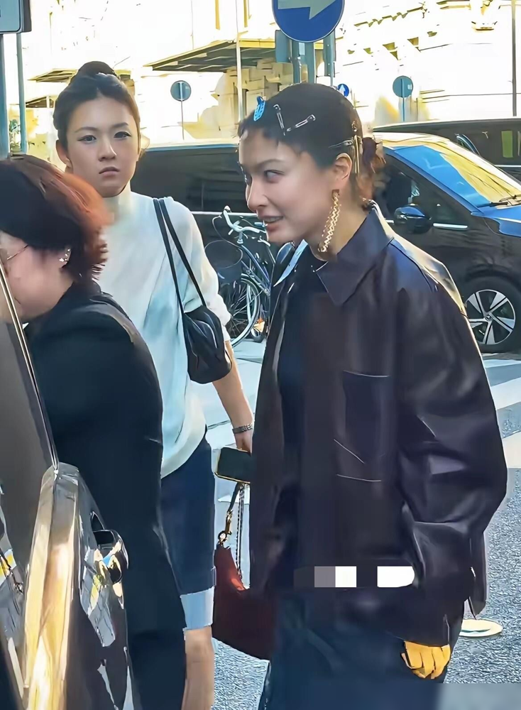 吴昕顶着湿发黑外套一屁股坐进Diesel秀场，评论区直接炸成两派，一边喊太油了，一边喊终于不装了。快