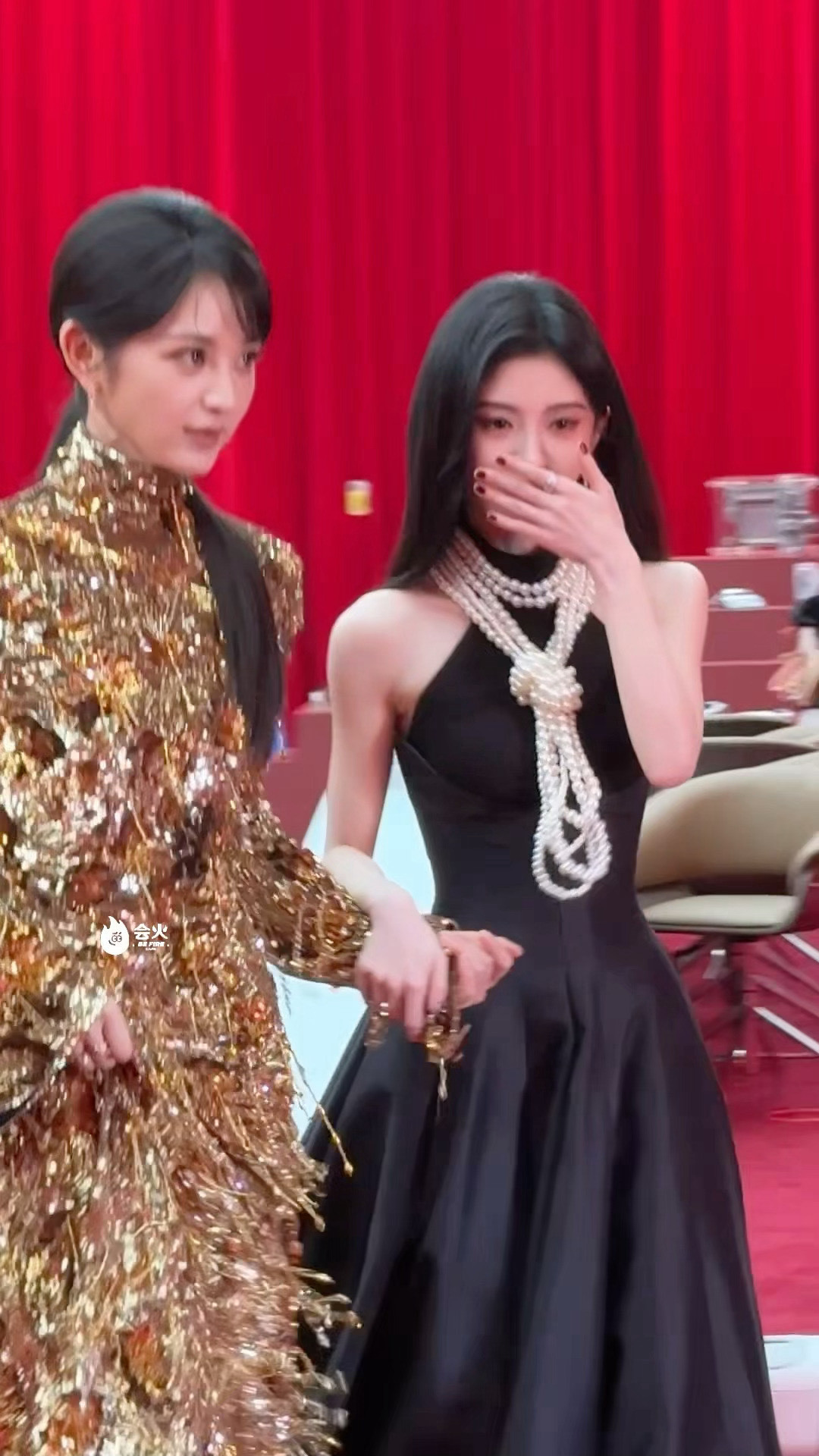 鞠婧祎田曦薇牵手鞠婧祎田曦薇牵手走能看淡这两位一起牵手是我的福气