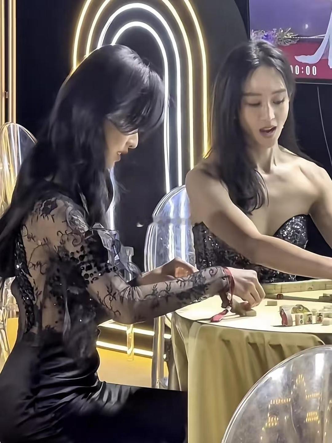 陈都灵这腰这仪态，居然是在打麻将….