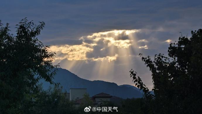 壮观! 北京天空出现丁达尔光瀑
