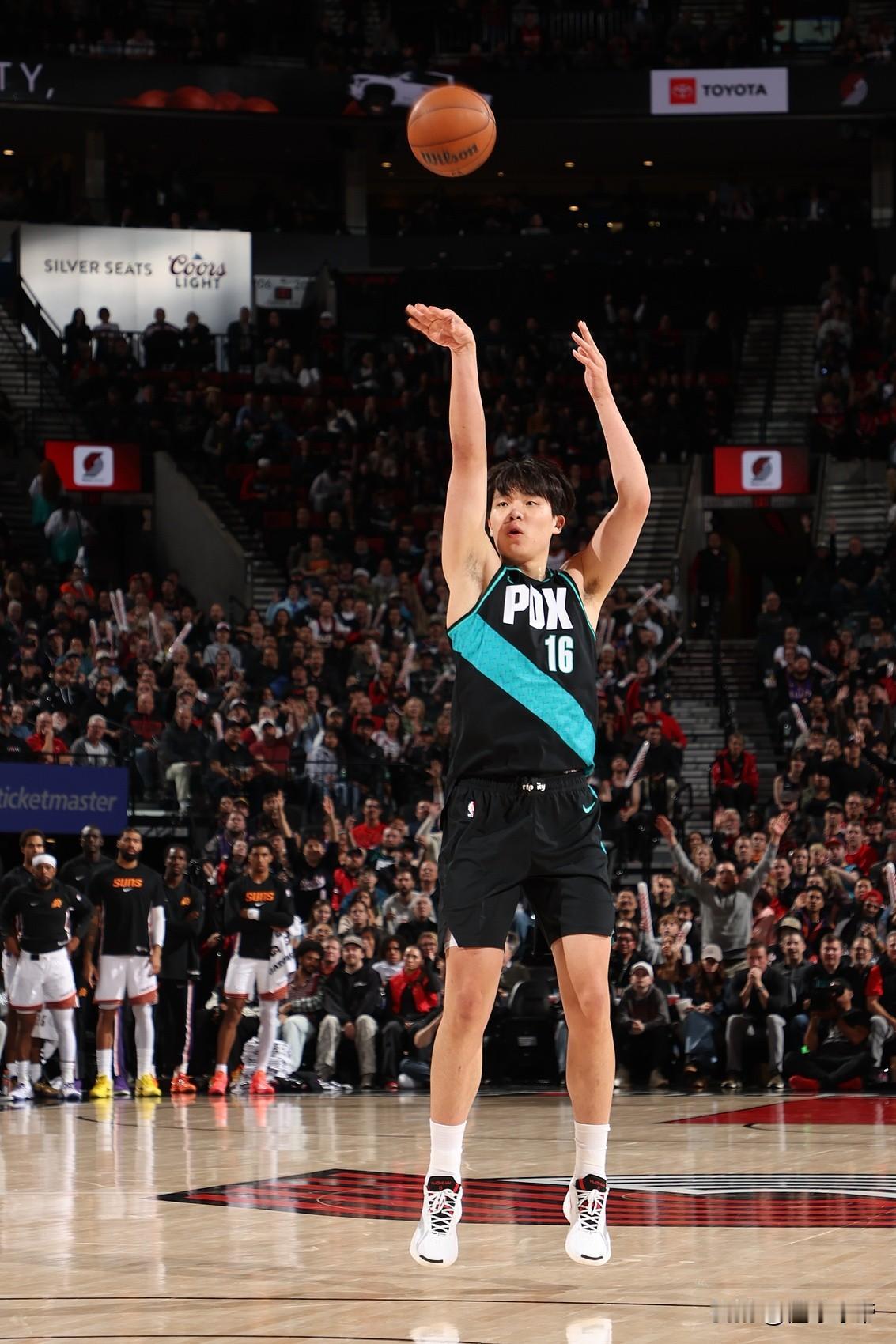 超越大魔王周琦，杨瀚森爆砍8分NBA生涯已经拿到了28分!在今天开拓者与雷霆