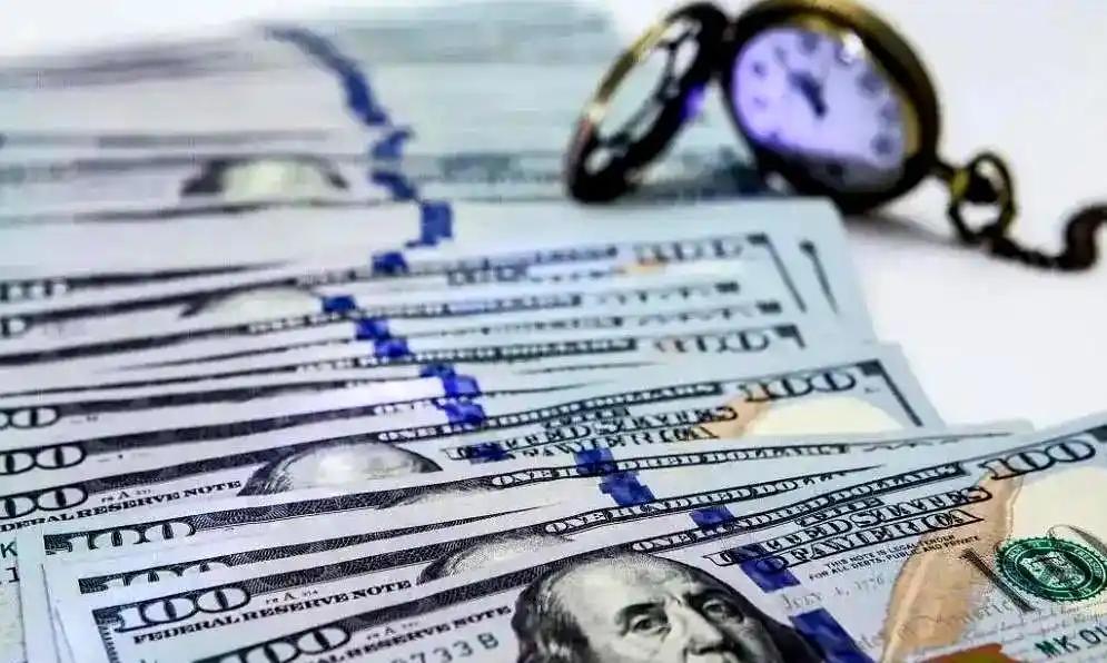 美国欠中国钱，给中国打了欠条，现在中国让美国还钱，美国还不起，中国把这个欠条卖给