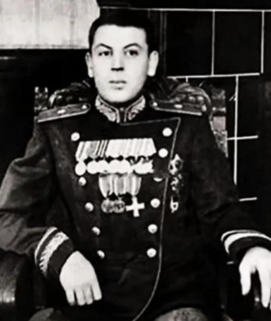 1953年3月5日，苏联铁腕领袖斯大林去世。仅仅21天后，失去斯大林庇护的儿子瓦