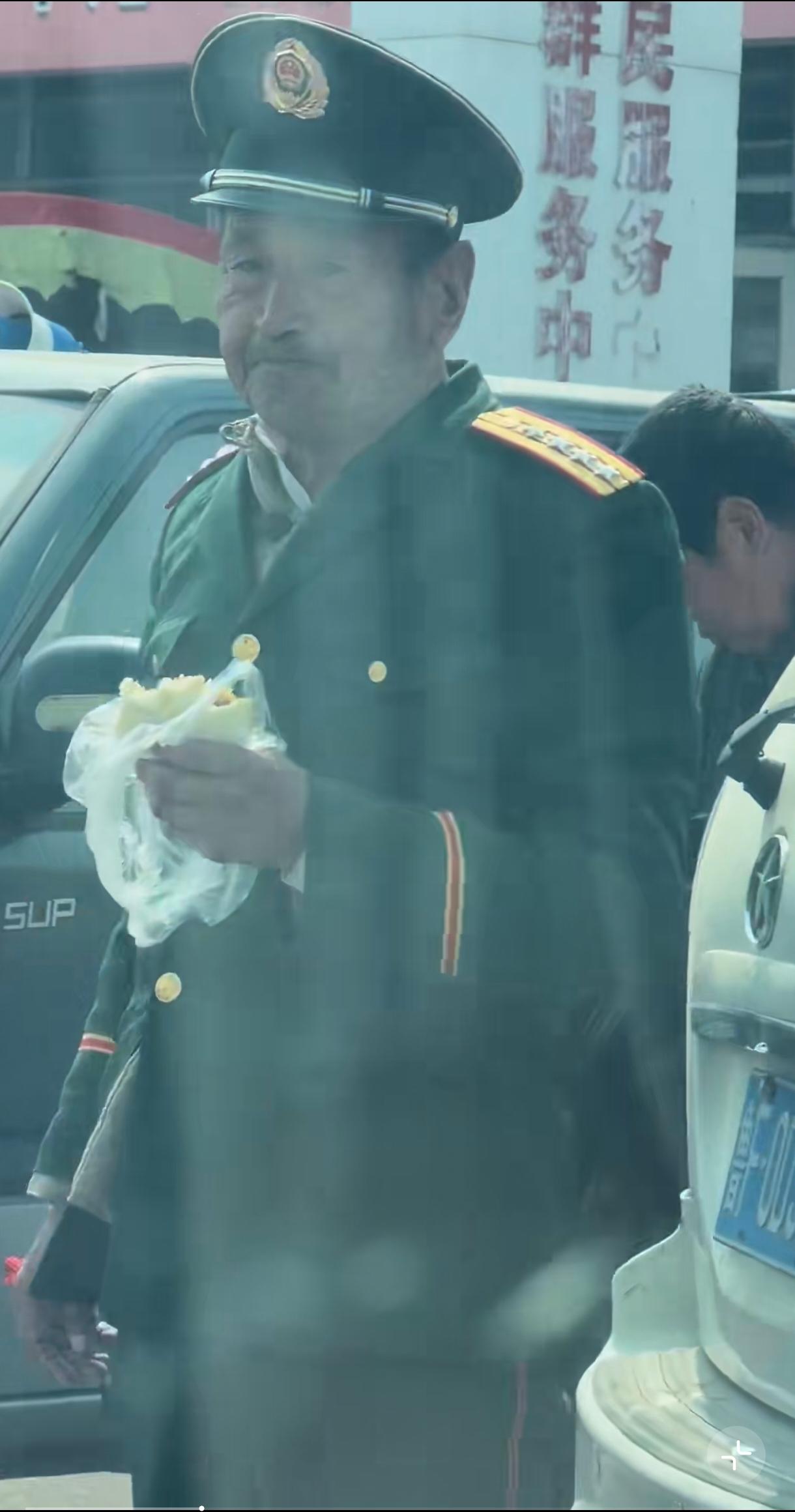87式春秋常服没扎领带，挂两杠四大校军衔，头顶带07式士兵大盖帽…也许大爷真当过