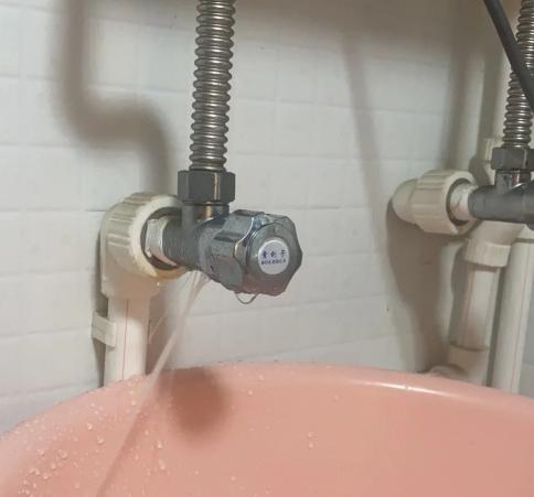 当初装修时，水电工让我买角阀，我随口说“你帮我买吧”。结果半年后，厨房角阀爆裂，